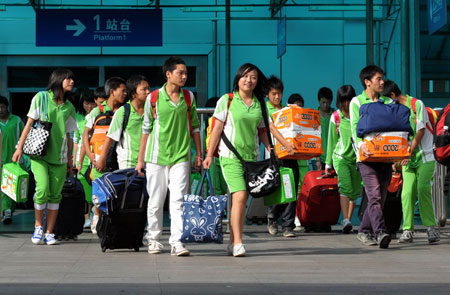 Students of Sangping Middle School of Wenchuan County, southwest China&apos;s Sichuan Province, walk on the platform at the Guangzhou Railway Station in Guangzhou, capital of south China&apos;s Guangdong Province, on June 17, 2009.
