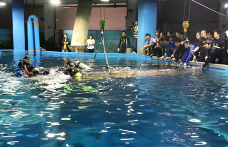 A whale shark is delivered in a cage to the Pole Aquarium of the Dalian Laohutan Ocean Park in Dalian of northeast China's Liaoning Province, on June 17, 2009.