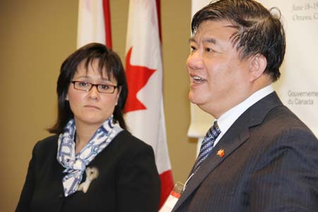 Canadian Health Minister Leona Aglukkaq (L) and her Chinese counterpart Chen Zhu attend the signing ceremony of a Plan of Action for continued cooperation between the two countries on health priorities of mutual concern in Canadian capital Ottawa on June 18, 2009.