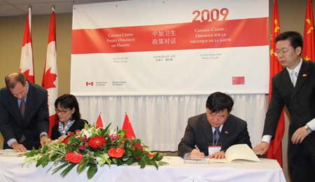 Canadian Health Minister Leona Aglukkaq (2nd L) and her Chinese counterpart Chen Zhu (2nd R) sign a Plan of Action for continued cooperation between the two countries on health priorities of mutual concern in Canadian capital Ottawa on June 18, 2009. 