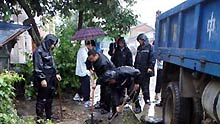 People dig a drain in rain in Ningqiang County of northwest China's Shaanxi Province, on June 19, 2009. Heavy rain has been striking some cities and counties in Shaanxi Province since June 18.