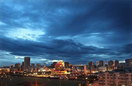 The Photo shot on the night of June 20 shows the flowing cloud above the city of Shantou, Guangdong Province. As Linfa, the third tropical storm this year which has upgraded to strong tropical storm Saturday noon, people in east China are bracing for it.