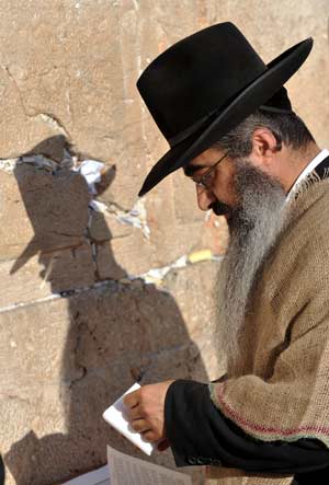 An Ultra-Orthodox Jewish man prays during a rally to denounce Israeli government's policy on Jewish settlements, at the Western Wall in Jerusalem's Old City on June 21, 2009.