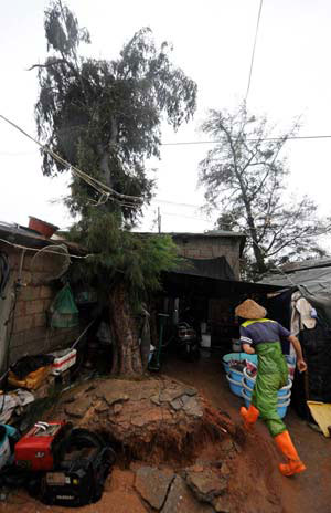 A local villager makes preparation ahead of the arrival of Linfa, the third tropical storm this year, at Jinjing Town in Jinjiang, a city in southeast China's Fujian Province, Sunday, on June 21, 2009. Linfa landed at Dongshi Town, Jinjiang City on June 21. 