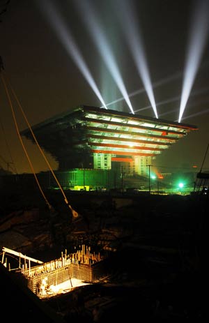 Photo taken on June 22, 2009 shows the lit-up Chinese Pavilion at the Shanghai World Expo 2010 site in Shanghai, east China. The Chinese Pavilion was lit up for trial on Monday night.