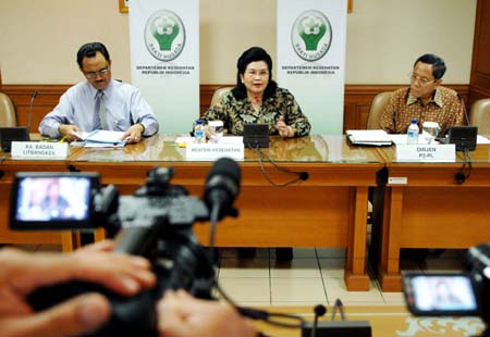 Indonesian Health Minister Siti Fadilah Supari (C) speaks during a press conference in Jakarta, capital of Indonesia, on June 24, 2009. Supari confirmed here on Wednesday that a 37-year-old Indonesian pilot and a 22-year-old British woman were tested positive for A/H1N1 flu virus in the country. It is the first time for Indonesia to report A/H1N1 flu cases.