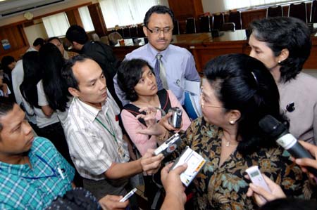 Indonesian Health Minister Siti Fadilah Supari (R front) speaks to reporters in Jakarta, capital of Indonesia, on June 24, 2009. Supari confirmed here on Wednesday that a 37-year-old Indonesian pilot and a 22-year-old British woman were tested positive for A/H1N1 flu virus in the country. It is the first time for Indonesia to report A/H1N1 flu cases.