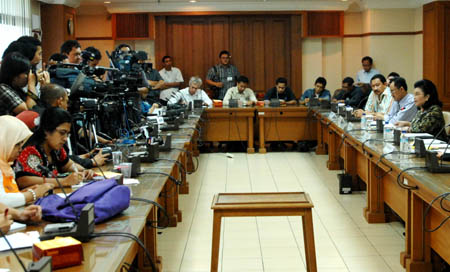 Indonesian Health Minister Siti Fadilah Supari (1st R) speaks during a press conference in Jakarta, capital of Indonesia, on June 24, 2009. 