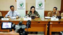 Indonesian Health Minister Siti Fadilah Supari (C) speaks during a press conference in Jakarta, capital of Indonesia, on June 24, 2009. Supari confirmed here on Wednesday that a 37-year-old Indonesian pilot and a 22-year-old British woman were tested positive for A/H1N1 flu virus in the country. It is the first time for Indonesia to report A/H1N1 flu cases.