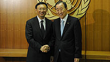 Chinese Foreign Minister Yang Jiechi (L) meets with United Nations Secretary-General Ban Ki-moon at the UN headquarters in New York on June 24, 2009.