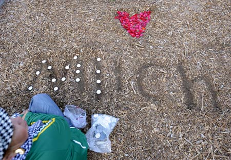 Fans mourn American pop icon Michael Jackson in Los Angeles, the United States, on June 25, 2009. Michael Jackson, the 50-year-old former 'King of Pop', was announced dead here Thursday at a hospital after suffering a heart attack at his rented home in a wealthy Los Angeles suburb. 