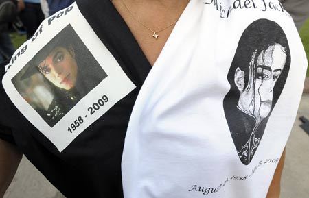 A fan wears a t-shirt with a picture of Michael Jackson while mourning the American pop icon in Los Angeles, the United States, on June 25, 2009. Michael Jackson, the 50-year-old former 'King of Pop', was announced dead here Thursday at a hospital after suffering a heart attack at his rented home in a wealthy Los Angeles suburb.