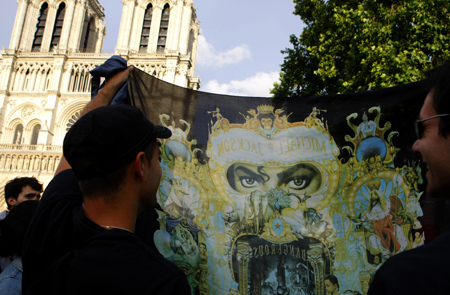 Fans mourn for American pop icon Michael Jackson who died at the age of 50 in Los Angeles on Thursday, in Paris, France, on June 26, 2009.