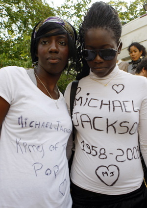 Fans mourn for American pop icon Michael Jackson who died at the age of 50 in Los Angeles on Thursday, in Paris, France, on June 26, 2009.