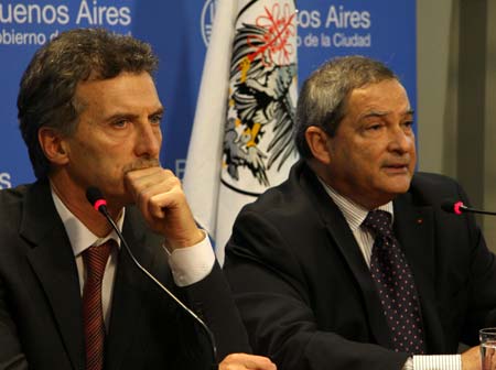 Mauricio Macri (L), mayor of Buenos Aires, declares a health emergency of the city at a press conference in Buenos Aires, Argentina, on June 30, 2009. A health emergency was declared in the city and province of Buenos Aires to prevent A/H1N1 flu from fast spreading.