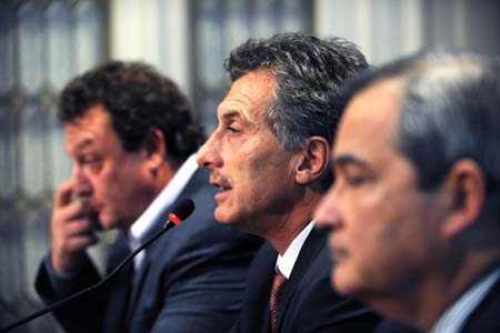 Mauricio Macri (C), mayor of Buenos Aires, declares a health emergency of the city at a press conference in Buenos Aires, Argentina, on June 30, 2009. A health emergency was declared in the city and province of Buenos Aires to prevent A/H1N1 flu from fast spreading.