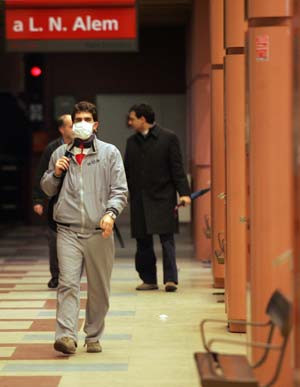 A citizen wearing a mask walks at the subway station in Buenos Aires, capital of Argentina, on June 30, 2009. A health emergency was declared in the city and province of Buenos Aires to prevent A/H1N1 flu from fast spreading.