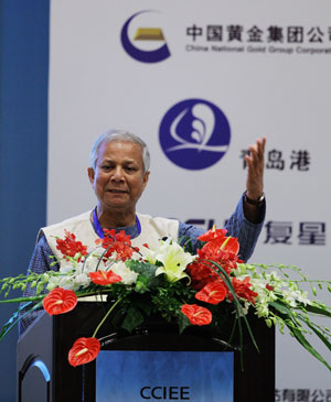 Muhammad Yunus, the Nobel Peace laureate, delivers a keynote speech in Beijing, capital of China, on July 2, 2009. The global think-tank summit was held here on Thursday.