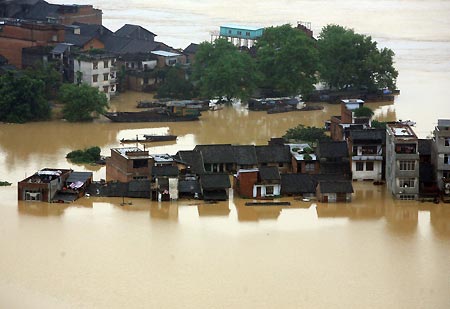 Photo taken on July 4, 2009 shows a flooded area in Rongshui County, southwest China's Guangxi Zhuang Autonomous Region. The traffic in 16 townships of Rongshui County was interrupted due to the floods caused by torrential rains in recent days, which have afflicted 150,000 people. 