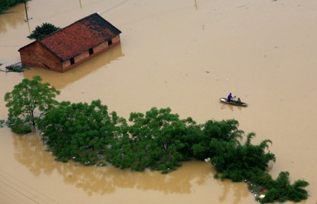 Photo taken on July 4, 2009 shows a flooded area in Rongshui County, southwest China's Guangxi Zhuang Autonomous Region. The traffic in 16 townships of Rongshui County was interrupted due to the floods caused by torrential rains in recent days, which have afflicted 150,000 people.