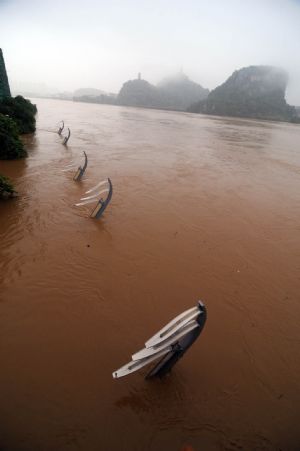 Street lamps are seen in the flood in Liuzhou, southwest China's Guangxi Zhuang Autonomous Region, on July 4, 2009. 