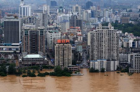 Photo taken on July 4, 2009 shows the city zone along the Liujiang River in Liuzhou, southwest China's Guangxi Zhuang Autonomous Region. The water level of the Liujiang River rose to 89.28 meters on Saturday, exceeding the warning level by 6.78 meters. 