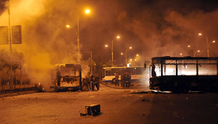 Firemen put out a fire in Dawannanlu Street in Urumqi, capital of northwest China's Xinjiang Uygur Autonomous Region on July 5, 2009. 