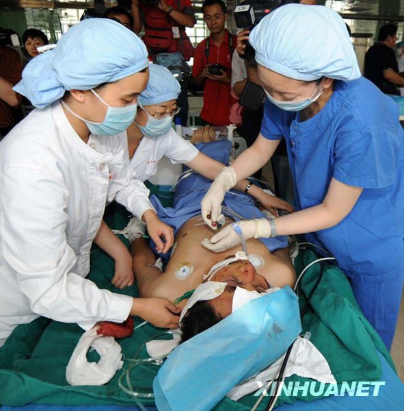 A man injured in Sunday night's riot receives treatment at the People's Hospital of Xinjiang Uygur Autonomous Region in Urumqi, capital of northwest China's Xinjiang Uygur Autonomous Region, July 6, 2009. [Xinhua]