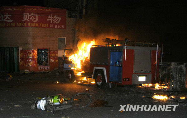 Vehicles set on fire and destroyed in Sunday night's riot are seen on Beiwan Street in Urumqi, capital of northwest China's Xinjiang Uygur Autonomous Region, July 6, 2009. [Xinhua]