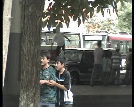 Photo released by police shows rioters block traffic and destroy vehicles in Urumqi, capital of northwest China's Xinjiang Uygur Autonomous Region on July 5, 2009. Death toll has risen to 156 following the riot Sunday evening in Urumqi, capital of northwest China's Xinjiang Uygur Autonomous Region, according to official sources.[chinadaily.com.cn]