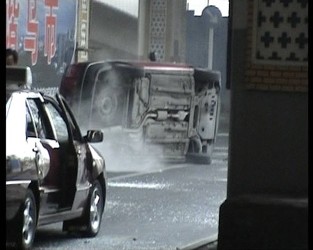 Photo released by police shows cars smashed and overturned by rioters in Urumqi, capital of northwest China's Xinjiang Uygur Autonomous Region on July 5, 2009. [chinadaily.com.cn]