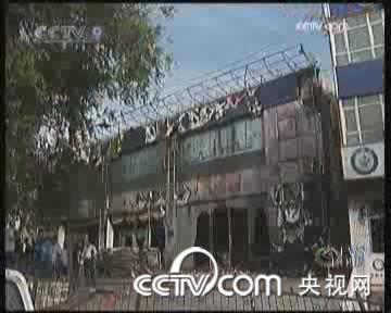 During Sunday's violence in Urumqi,a huge number of shops were smashed and burned.One of the workers in a supermarket recalls the ordeal.