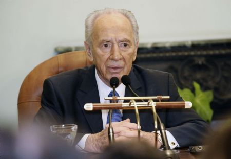 Israeli President Shimon Peres attends a press conference after meeting with Egyptian President Hosni Mubarak in Cairo, capital of Egypt, on July 7, 2009.