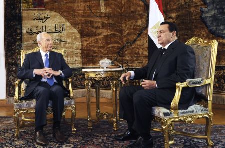 Egyptian President Hosni Mubarak (R) meets with Israeli President Shimon Peres at the Presidential House in Cairo, capital of Egypt, on July 7, 2009. 