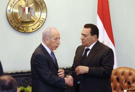 Egyptian President Hosni Mubarak (R) meets with Israeli President Shimon Peres at the Presidential House in Cairo, capital of Egypt, on July 7, 2009.