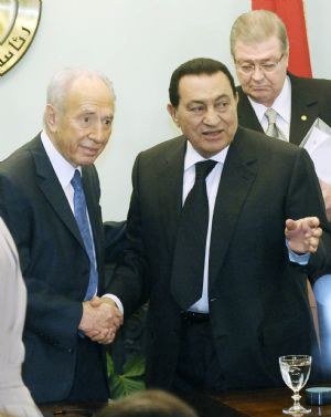 Egyptian President Hosni Mubarak (R, front) and Israeli President Shimon Peres attend a press conference after their meeting in Presidential House in Cairo, capital of Egypt, on July 7, 2009.