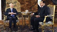 Egyptian President Hosni Mubarak (R) meets with Israeli President Shimon Peres at the Presidential House in Cairo, capital of Egypt, on July 7, 2009.