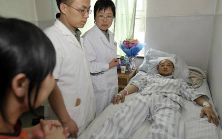 Medic personnels carry out the psychological intervention treatment for an injured of the deadly July 5 riot at a hospital in Urumqi, capital of northwest China's Xinjiang Uygur Autonomous Region, on July 7, 2009.