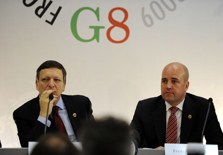 President of the European Commission Jose Manuel Barroso (L) and Sweden's Prime Minister Fredrik Reinfeldt, whose country is holding the rotating presidency of the European Union, attend a joint news conference in L'Aquila, Italy, on July 8, 2009. The press conference prior to the G8 summit, to be held here on July 8-10, covered major topics to be discussed during the summit.