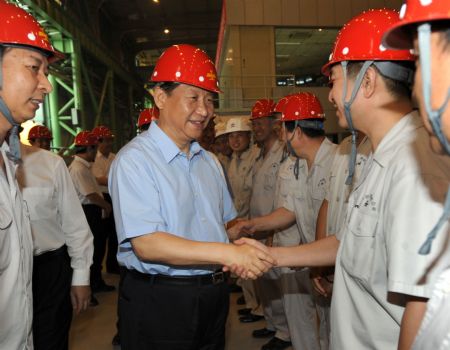 Chinese Vice President Xi Jinping (C) meets with workers during his visit to Anshan Iron and Steel Group in northeast China's Liaoning Province, July 7, 2009. Xi Jinping made an inspection tour in Liaoning on July 6-8. (Xinhua/Ma Zhancheng)