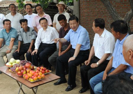Chinese Vice President Xi Jinping (R4) talks with residents at Guotun Village of Xiongyue Town in Yingkou City, northeast China's Liaoning Province, July 7, 2009. Xi Jinping made an inspection tour in Liaoning on July 6-8. (Xinhua/Ma Zhancheng)