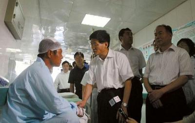 Minister of Public Security Meng Jianzhu first visited injured people at local hospitals in Urumqi.