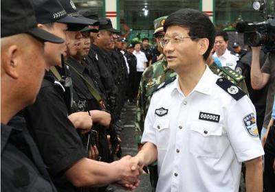 Commissioned by the CPC Central Committee and the State Council, Meng Jianzhu visited local police officers and members of the Armed Police personnel and mourned for the victims.