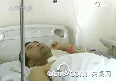 Li Fu,a migrant worker from Henan Province,is lucky to be alive. Li suffered life-threatening injuries during the recent violence in Urumqi,the capital of northwest China's Xinjiang Uygur Autonomous Region.