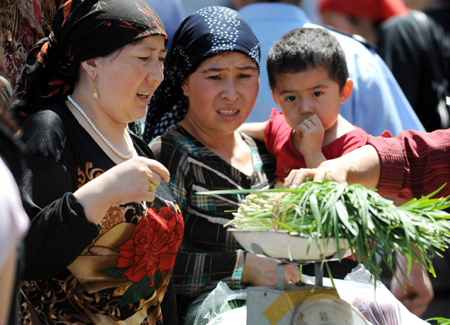 Residents buy vegetables at the Erdaoqiao market in Urumqi, capital of northwest China's Xinjiang Uygur Autonomous Region on July 9, 2009.