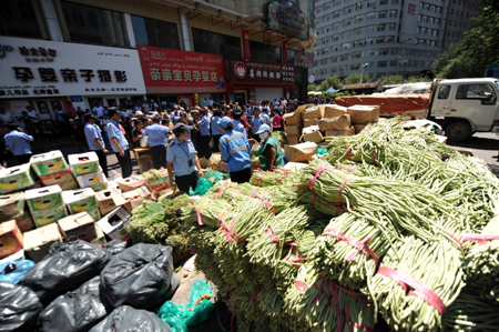 Large batch of vegetables are sent to the Erdaoqiao market in Urumqi, capital of northwest China's Xinjiang Uygur Autonomous Region on July 9, 2009. The local business administration distributed tens of railway wagons of vegetables to fully supply the city on Thursday.