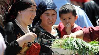 Residents buy vegetables at the Erdaoqiao market in Urumqi, capital of northwest China's Xinjiang Uygur Autonomous Region on July 9, 2009.