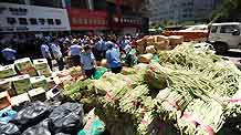 Residents buy vegetables at the Erdaoqiao market in Urumqi, capital of northwest China's Xinjiang Uygur Autonomous Region on July 9, 2009.