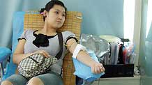 A citizen donates blood for the wounded of the July 5 riot in Urumqi, capital of northwest China's Xinjiang Uygur Autonomous Region, on July 10, 2009.