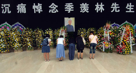 People mourn for renowned Chinese scholar Ji Xianlin in a mourning hall set up at Peking University in Beijing on July 12, 2009. Ji died of illness in Beijing Saturday at the age of 98.